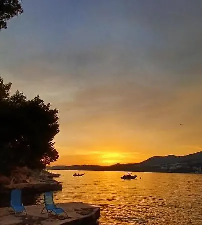 Holiday home Seafront House Nusha