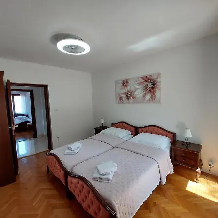 Holiday home Seafront House Nusha *