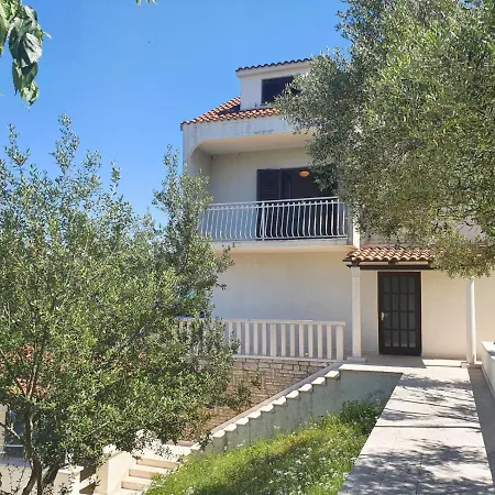 Seafront House Nusha Casa de Férias