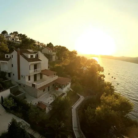 Prázdninový dům Seafront House Nusha